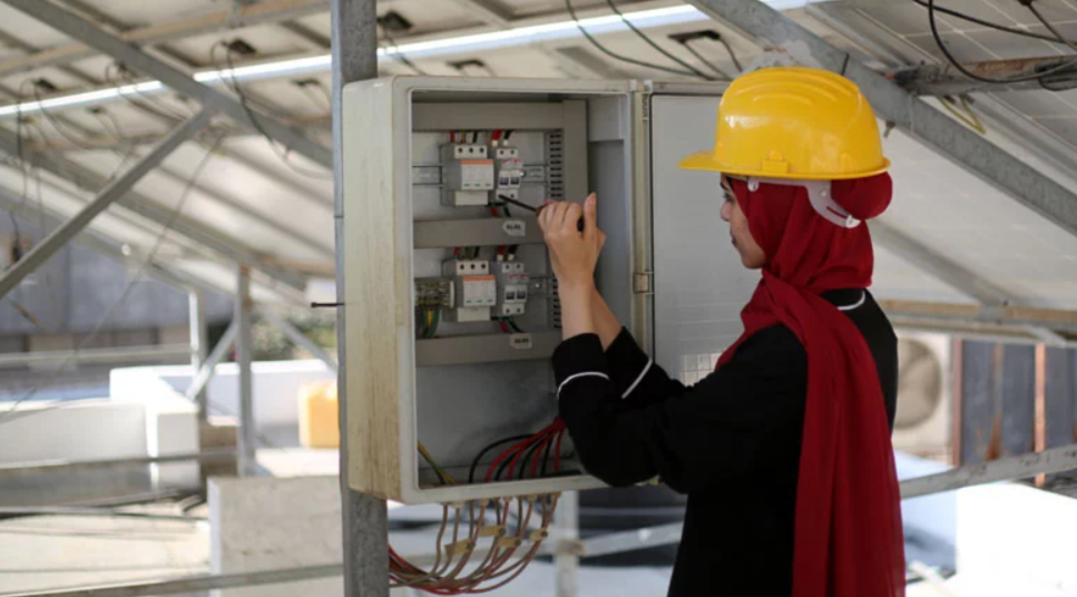 2025-09-15 - 12_09_09 - mena-wbg-solar-woman-gaza (780×439)